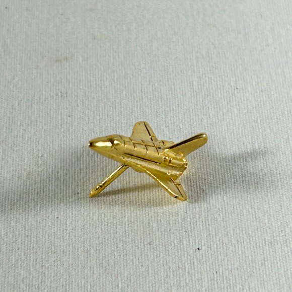 NASA KENNEDY SPACE CENTER GOLD TONE SHUTTLE PIN - Picture 2 of 5